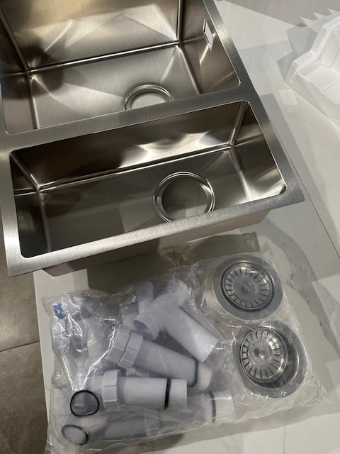 Stainless Steel 1.5 Bowl Undermount Kitchen Sink - Durable Modern Sink