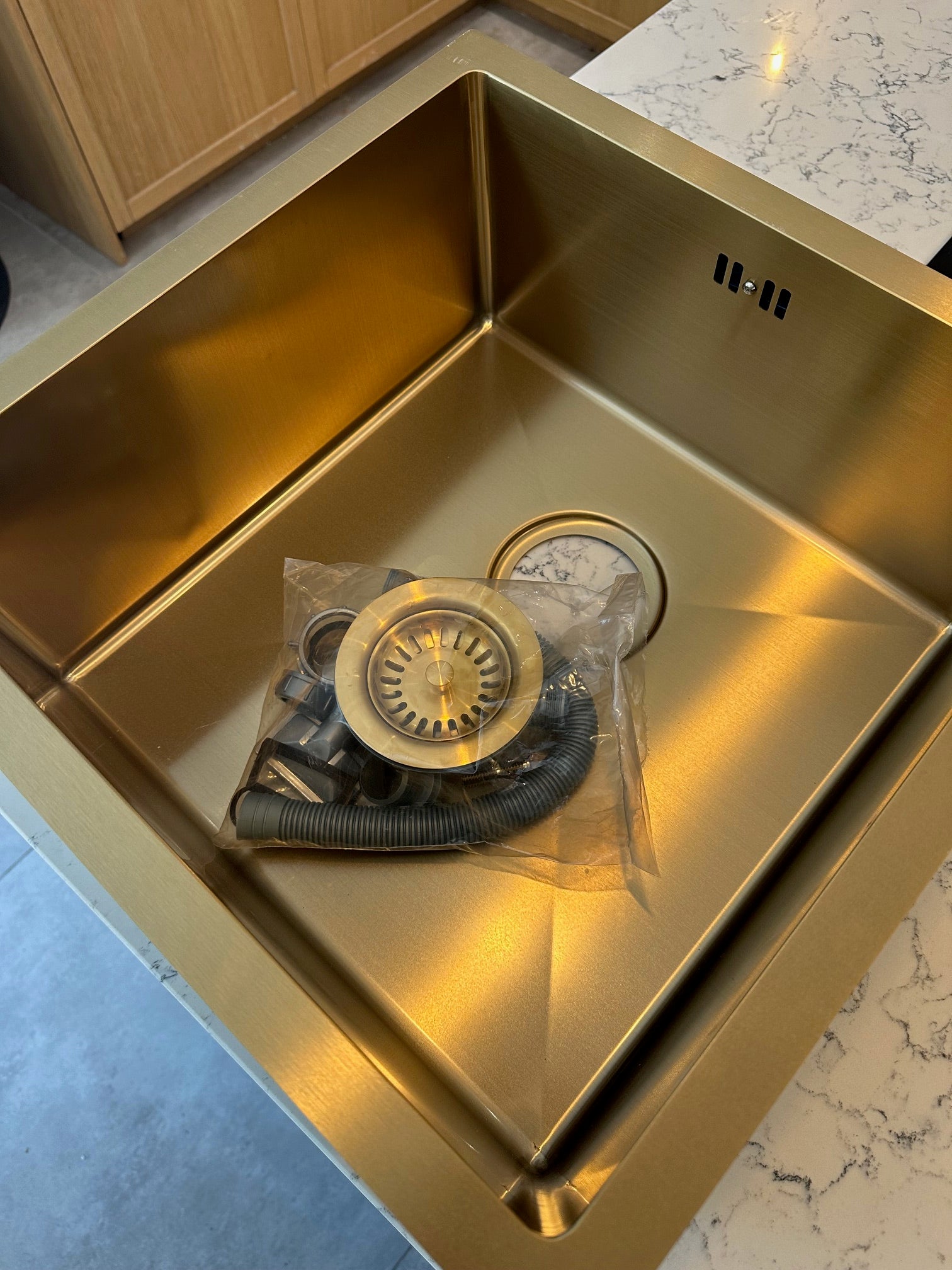 Brushed Brass Undermount Sink & Pull-Out Flexi Mixer Tap - Bundle